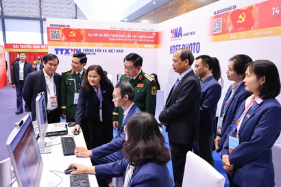 Đại tướng Nguyễn Trọng Nghĩa thăm khu vực tác nghiệp TTXVN