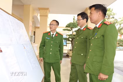 Trại tạm giam số 1, Công an tỉnh Ninh Bình niêm yết các tài liệu, thông tin liên quan đến bầu cử theo quy định. (Ảnh: Thùy Dung/TTXVN)