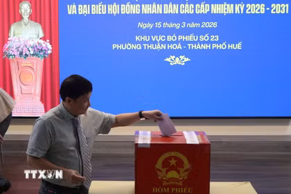 Giáo sư, Tiến sỹ Phạm Như Hiệp, Giám đốc Bệnh viện Trung ương Huế tham gia bỏ phiếu. (Ảnh: Mai Trang/TTXVN)