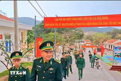 Cán bộ, chiến sỹ Đồn Biên phòng đảo Trần (Cô Tô) đi bầu cử. (Ảnh: TTXVN phát)