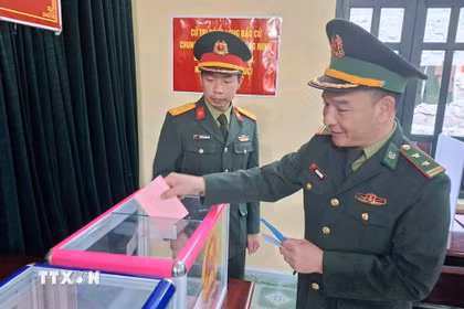 Với mỗi cử tri, việc tự tay lựa chọn ra đại biểu đủ tâm, đủ tầm để là người đại diện cho tiếng nói nhân dân là niềm tự hào. (Ảnh: TTXVN phát)