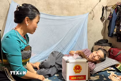 Cử tri Hà Văn Côi bị tai biến nằm một chỗ được Tổ bầu cử số 3 bản Na Nghịu, xã biên giới Sơn Điện (Thanh Hóa) đưa hòm phiếu lưu động đến nhà để thựchiện quyền bầu cử.