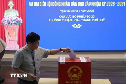 Giáo sư, Tiến sỹ Phạm Như Hiệp, Giám đốc Bệnh viện Trung ương Huế tham gia bỏ phiếu. (Ảnh: Mai Trang/TTXVN)