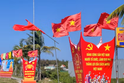 Trang trí tuyên truyền cổ động bầu cử tại tuyến đường ven biển Võ Chí Công, thành phố Đà Nẵng. (Ảnh: Thanh Phong/Vietnam+)