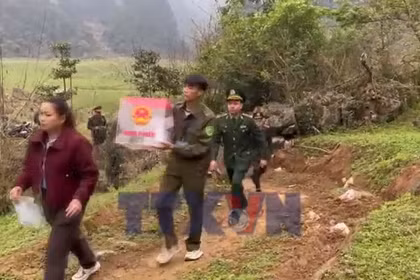  Cao Bằng mang hòm phiếu cơ động lên núi đá cheo leo