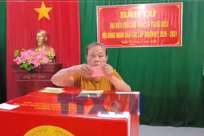 Cử tri Vĩnh Long tham gia bầu cử lựa chọn những đại biểu tiêu biểu