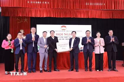 Ủy viên Trung ương Đảng, Bí thư Tỉnh uỷ, Trưởng Đoàn đại biểu Quốc hội tỉnh Sơn La Hoàng Văn Nghiệm cùng các ứng cử viên tặng quà Đảng bộ, chính quyền xã Ngọc Chiến. (Ảnh: Trọng Đạt/TTXVN)