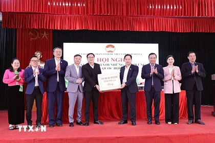 Ủy viên Trung ương Đảng, Bí thư Tỉnh uỷ, Trưởng Đoàn đại biểu Quốc hội tỉnh Sơn La Hoàng Văn Nghiệm cùng các ứng cử viên tặng quà Đảng bộ, chính quyền xã Ngọc Chiến. (Ảnh: Trọng Đạt/TTXVN)