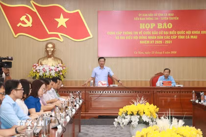 Trưởng Ban Tuyên giáo và Dân vận Tỉnh ủy Cà Mau Hồ Trung Việt phát biểu tại buổi họp báo. (Ảnh: Huỳnh Anh/TTXVN)