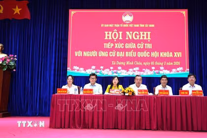 5 người ứng cử đại biểu Quốc hội khóa XVI tại đơn vị bầu cử số 5 của tỉnh Tây Ninh tại hội nghị. (Ảnh: Minh Phú/TTXVN)