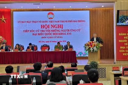 Cử tri Hải Phòng tiếp xúc với những người ứng cử Đại biểu Quốc hội Khóa XVI theo hình thức trực tiếp và trực tuyến. (Ảnh: Minh Thu/TTXVN)