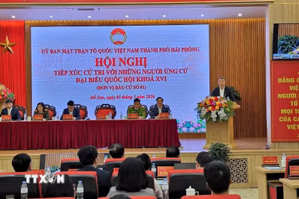 Cử tri Hải Phòng tiếp xúc với những người ứng cử Đại biểu Quốc hội Khóa XVI theo hình thức trực tiếp và trực tuyến. (Ảnh: Minh Thu/TTXVN)