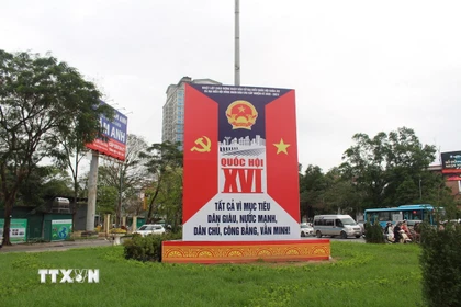 Pano tấm lớn, áp phích cổ động về Ngày bầu cử đại biểu Quốc hội khóa XVI và đại biểu Hội đồng nhân dân các cấp được đặt tại các ngã tư Nguyễn Khánh Toàn-Nguyễn Văn Huyên. (Ảnh: Nguyễn Thắng/TTXVN)