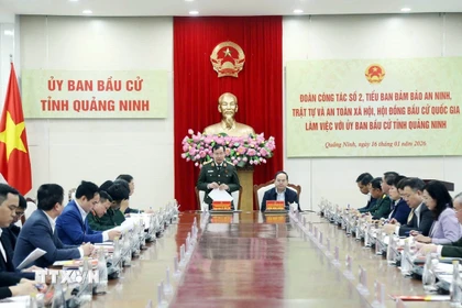 Đoàn công tác số 2 của Hội đồng bầu cử quốc gia làm việc với Ủy ban Bầu cử tỉnh Quảng Ninh. (Ảnh: TTXVN phát)