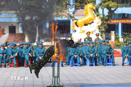 Chiến sỹ Bộ Chỉ huy Quân sự tỉnh Điện Biên thực hành nội dung huấn luyện vượt vòng lửa, hàng rào dây thép gai tại Lễ ra quân huấn luyện. (Ảnh: Xuân Tư/TTXVN)