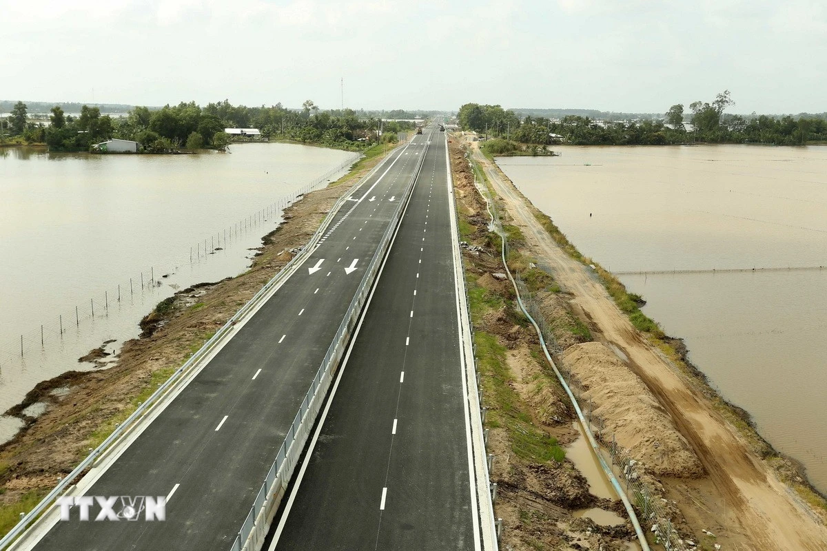 Tuyến chính Dự án đường bộ cao tốc Bắc-Nam phía Đông đoạn Cần Thơ-Cà Mau qua địa bàn xã Vĩnh Tường, thành phố Cần Thơ. (Ảnh: Duy Khương/TTXVN)