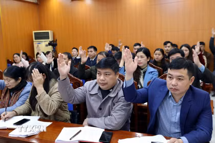 Biểu quyết thông qua danh sách 85 người đủ tiêu chuẩn ứng cử đại biểu Hội đồng Nhân dân tỉnh Lạng Sơn khóa XVIII, nhiệm kỳ 2026-2031. (Ảnh: Văn Đạt/TTXVN)