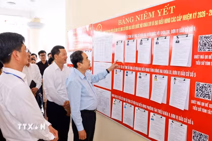 Chủ tịch Quốc hội Trần Thanh Mẫn khảo sát thực tế tại đơn vị bầu cử số 4, khu vực bỏ phiếu số 17 - phường Tân Triều, tỉnh Đồng Nai (Ảnh: Doãn Tấn/TTXVN)
