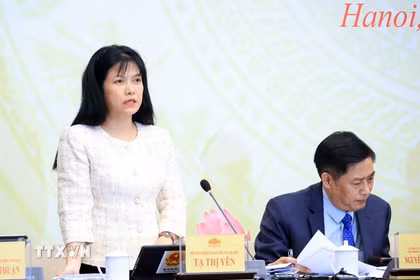 Phó Chủ nhiệm Ủy ban Công tác đại biểu Tạ Thị Yên trả lời câu hỏi của phóng viên các cơ quan thông tấn, báo chí. (Ảnh: Tuấn Anh/TTXVN)