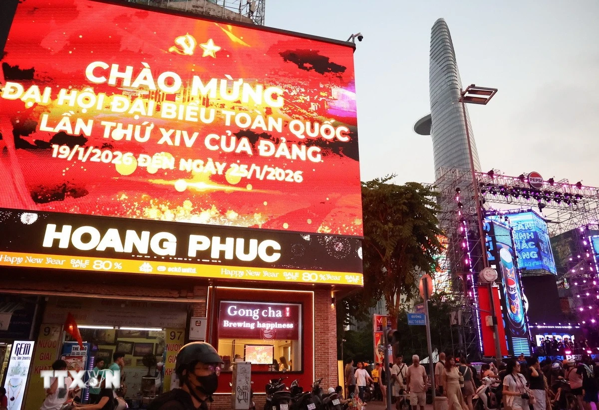 Hệ thống pano, áp phích tuyên truyền Đại hội XIV hòa vào cảnh quan đô thị trung tâm Thành phố Hồ Chí Minh, khu vực Phố đi bộ Nguyễn Huệ tập trung đông đảo người dân, du khách. (Ảnh: Hồng Đạt/TTXVN)