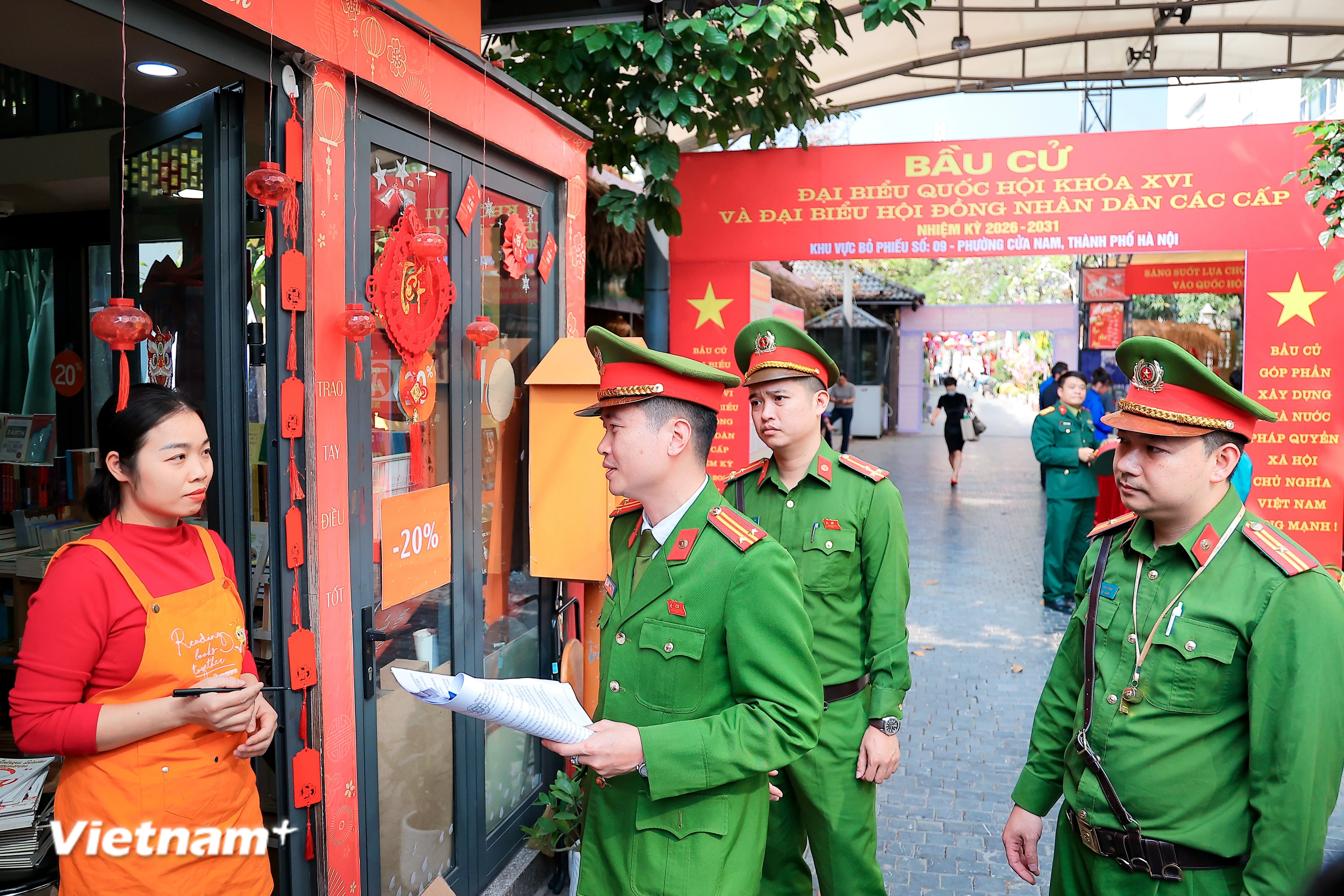 Chủ động triển khai nhiều phương án bảo đảm an ninh an ninh, an toàn trong ngày bầu cử. (Ảnh: Vietnam+)