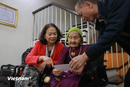 Xúc động khoảnh khắc trao thẻ cử tri cho Mẹ Việt Nam Anh hùng 99 tuổi
