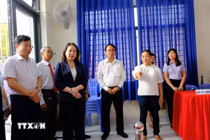 Bà Nguyễn Thị Lịch (đại diện Tổ bầu cử số 16, phường Phan Thiết) báo cáo với Phó Chủ tịch nước Võ Thị Ánh Xuân về công tác chuẩn bị cho ngày bầu cử 15/3 tới. (Ảnh: Nguyễn Dũng/TTXVN)