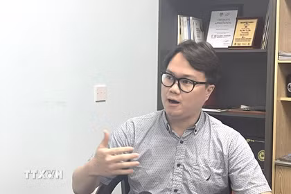 Ông Enzo Sim Hong Jun, nhà nghiên cứu lịch sử và quốc phòng Đông Nam Á trả lời phỏng vấn phóng viên TTXVN tại Malaysia. (Ảnh: Thành Trung/TTXVN)