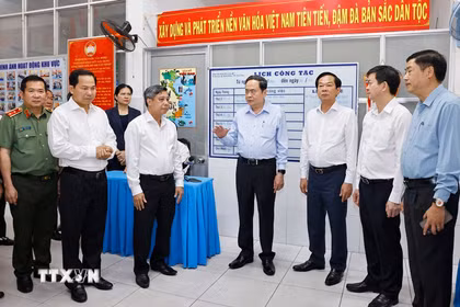 Chủ tịch Quốc hội Trần Thanh Mẫn khảo sát Khu vực bỏ phiếu tại phường Ninh Kiều, thành phố Cần Thơ. (Ảnh: Doãn Tấn/TTXVN)