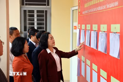 Bà Nguyễn Thị Thanh, Ủy viên Trung ương Đảng, Phó Chủ tịch Quốc hội, Ủy viên Hội đồng Bầu cử Quốc gia, kiểm tra tại tổ bầu cử khu phố Bãi Cháy 5B, phường Bãi Cháy. (Ảnh: Đức Hiếu/TTXVN)