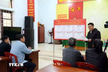 Các bước, trình tự về công tác bầu cử đại biểu Quốc hội khóa XVI và đại biểu HĐND các cấp nhiệm kỳ 2026-2031 được quán triệt tại các Tổ dân phố phường Đồng Hới (Quảng Trị). (Ảnh: Tá Chuyên/TTXVN)