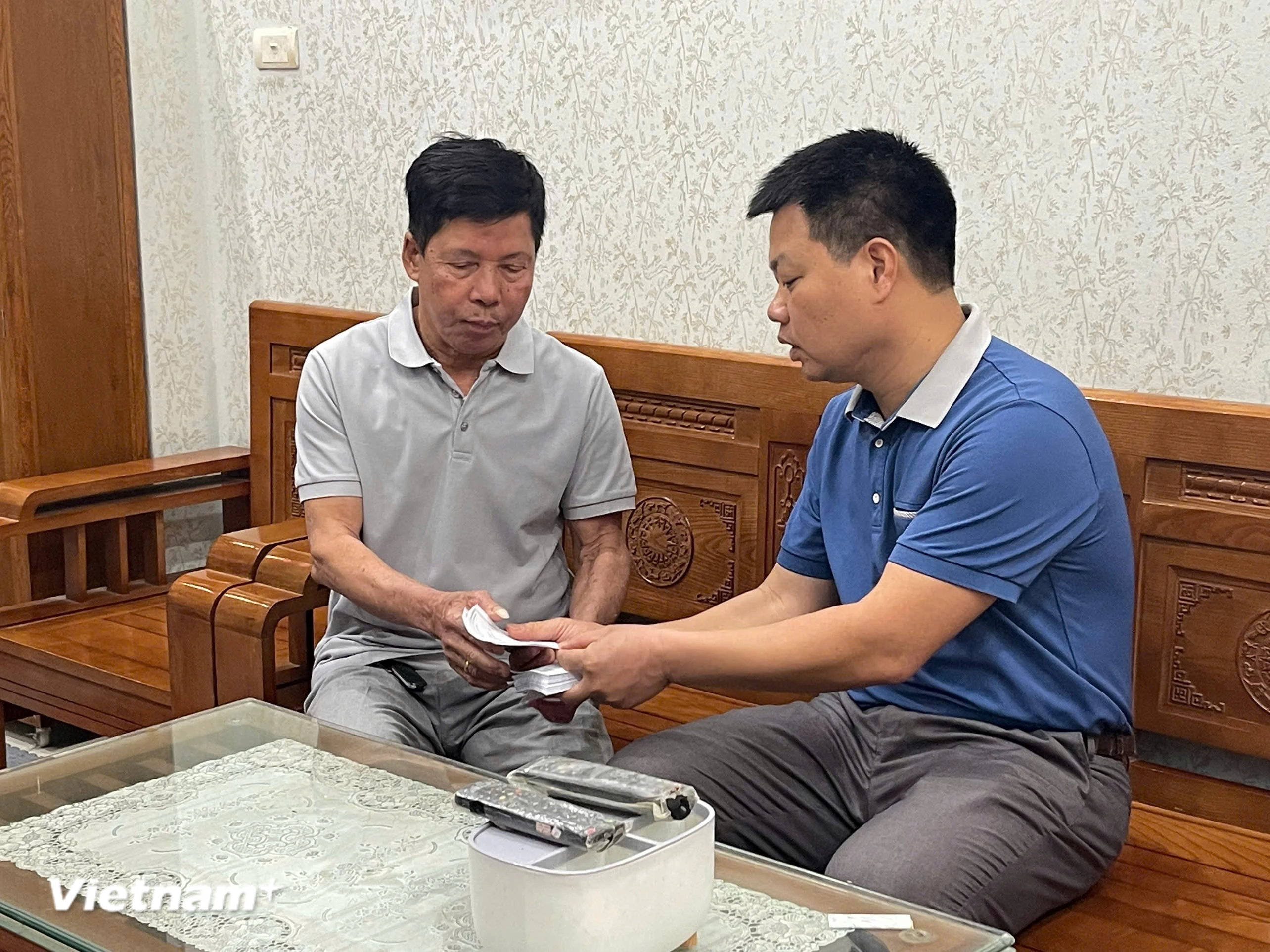 Thẻ cử tri đến tay người dân, gửi gắm kỳ vọng vào ngày hội bầu cử 