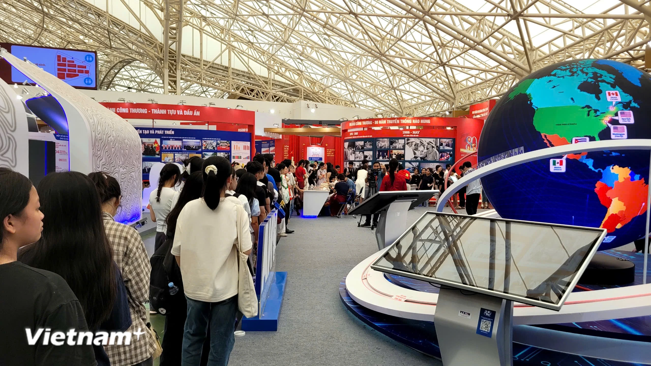 Du khách tham quan gian hàng của TTXVN tại Triển lãm thành tựu đất nước. (Ảnh: Minh Anh/Vietnam+)