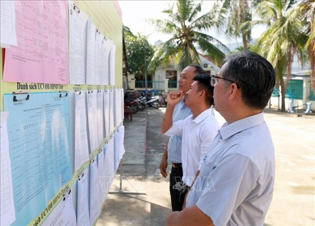 Cử tri phường Tây Nha Trang (tỉnh Khánh Hòa) nghiên cứu tiểu sử tóm tắt các ứng cử viên đại biểu Quốc hội và HĐND các cấp. 