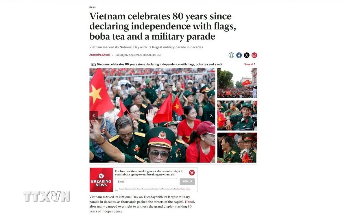 Bài báo đăng ngày 2/9/2025 trên Tờ The Independent (Anh) mô tả chi tiết Lễ kỷ niệm, diễu binh, diễu hành hành dưới sự cổ vũ nồng nhiệt của người dân trong sắc áo cờ đỏ sao vàng. (Ảnh: Minh Hợp/TTXVN)