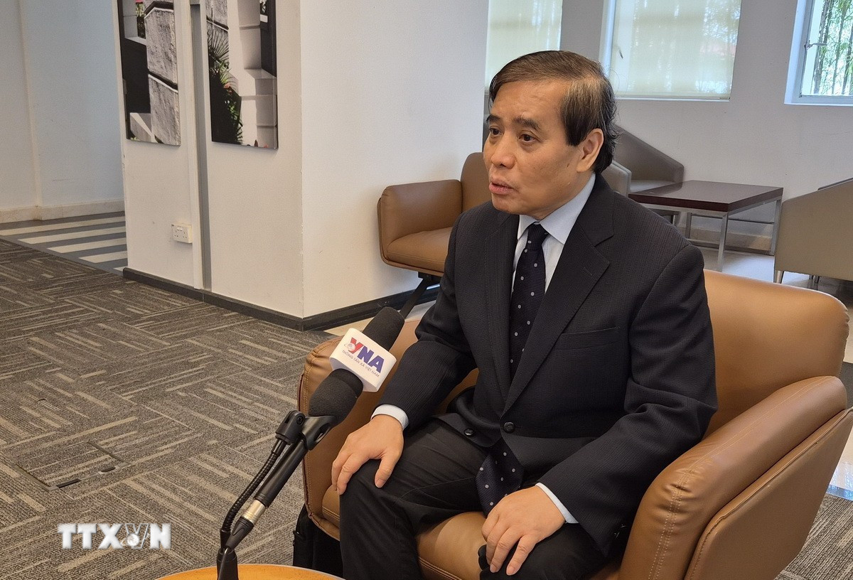 Giáo sư Vũ Minh Khương trả lời phỏng vấn phóng viên TTXVN tại Singapore. (Ảnh: Việt Dũng/TTXVN)