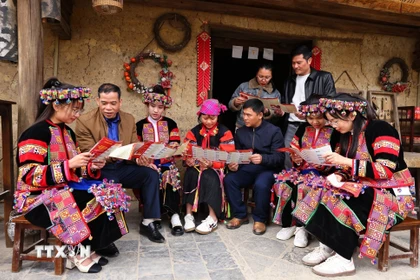 Cán bộ tuyên truyền bầu cử tại nhà dân ở thôn Lô Lô Chải, xã Lũng Cú. (Ảnh: Minh Đức/TTXVN)