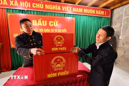 Sắp xếp hòm phiếu, trang trí hội trường, dán danh sách bầu cử tại nhà văn hóa thôn Lô Lô Chải, xã Lũng Cú, tỉnh Tuyên Quang. (Ảnh: Minh Đức/TTXVN)