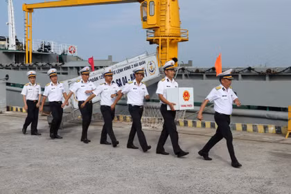 Tổ bầu cử sớm trên biển đi trên tàu Trường Sa 04 đưa hòm phiếu về tới đất liền. (Ảnh: Đoàn Mạnh Dương/TTXVN)