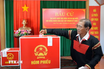 Cử tri bỏ phiếu tại Khu vực bỏ phiếu số 25, xã Hòa Phú, tỉnh Đắk Lắk. (Ảnh: Tuấn Anh/TTXVN)