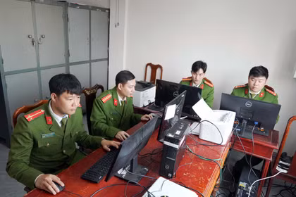 Cán bộ công an phường Thành Sen, tỉnh Hà Tĩnh, thực hiện rà soát dữ liệu dân cư phục vụ công tác bầu cử. (Ảnh: Hữu Quyết/TTXVN)