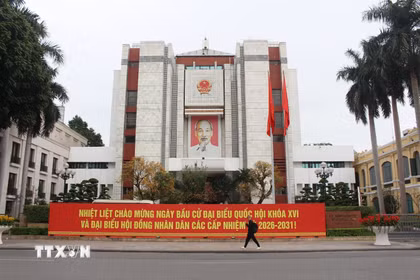 Khẩu hiệu chào đón sự kiện chính trị quan trọng của đất nước được lắp đặt tại trụ sở Hội đồng Nhân dân, Ủy ban Nhân dân thành phố Hà Nội. (Ảnh: Nguyễn Thắng/TTXVN)