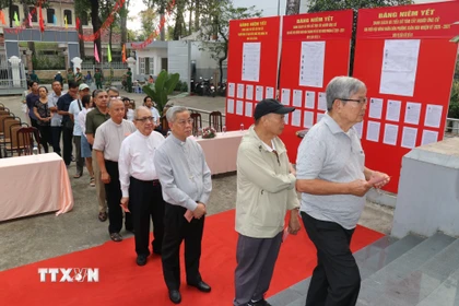 Đông đảo cử tri nô nức tham gia bỏ phiếu tại khu vực bỏ phiếu số 1, phường Xuân Hòa, Thành phố Hồ Chí Minh. (Ảnh: Thanh Vũ/TTXVN)