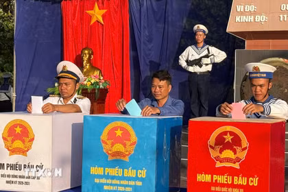 Các ngư dân cùng cán bộ, chiến sĩ bầu cử tại điểm bỏ phiếu số 14, đặc khu Trường Sa. (Ảnh: TTXN phát)