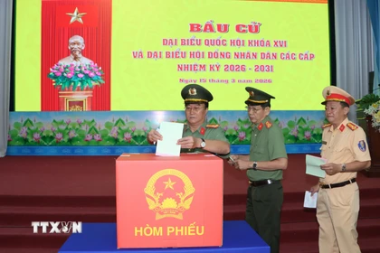 Công an Cà Mau thực hiện nghĩa vụ công dân bỏ phiếu tại điểm Khóm 22 Phường Tân Thành. (Ảnh: Trung Hiếu./TTXVN)