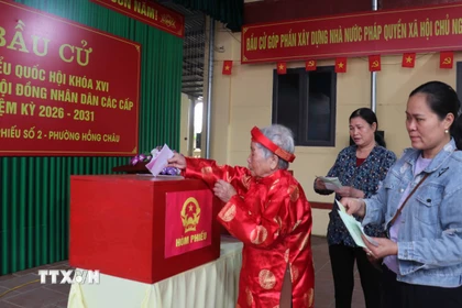 Cụ Lê Thị Nình, 100 tuổi (phường Hồng Châu) trực tiếp bỏ phiếu bầu cử tại khu vực bỏ phiếu số 2 phường Hồng Châu, tỉnh Hưng Yên. (Ảnh: Nguyễn Công Hải/TTXVN)