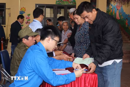 Hướng dẫn cử tri bầu cử tại khu vực bầu cử 2, phường Hồng Châu (tỉnh Hưng Yên). (Ảnh: Nguyễn Công Hải/\TTXVN)