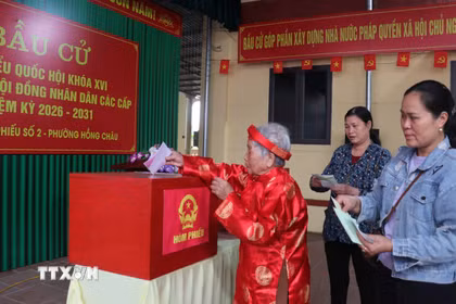 Cụ Lê Thị Nình, 100 tuổi (phường Hồng Châu) trực tiếp bỏ phiếu bầu cử tại khu vực bỏ phiếu số 2 phường Hồng Châu, tỉnh Hưng Yên. (Ảnh: Nguyễn Công Hải/TTXVN)