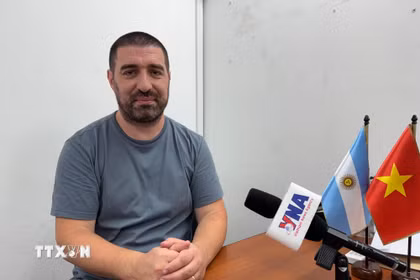 Nhà báo Gaston Fiorda trong một cuộc trả lời phỏng vấn phóng viên TTXVN. (Ảnh: Diệu Hương/TTXVN)