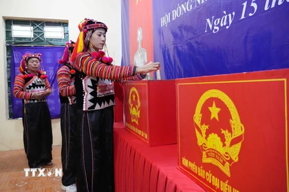 Xã Sín Thầu, tỉnh Điện Biên nằm giữa núi rừng trùng điệp của vùng đất nơi cực Tây của Tổ quốc, nổi tiếng với cột mốc ba cạnh thiêng liêng. Từ sớm ngày 15/3/2026, đồng bào các dân tộc Hà Nhì, Mông, Thái, Kinh… trong trang phục truyền thống đã nô nức đến các điểm bỏ phiếu để thực hiện quyền và nghĩa vụ công dân. (Ảnh: Trung Kiên/TTXVN)